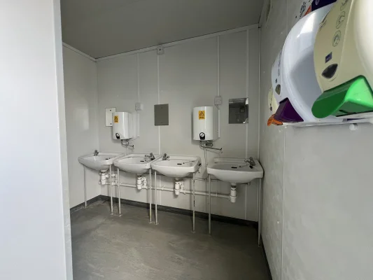  - Ref: 3726 - 24'x9' Toilet