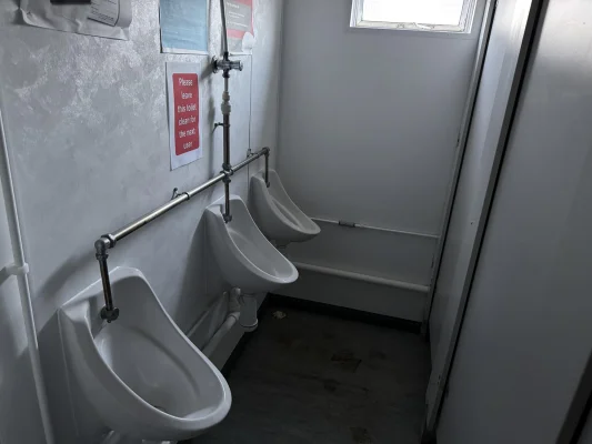  - Ref: 3835 - 24'x9' Toilet