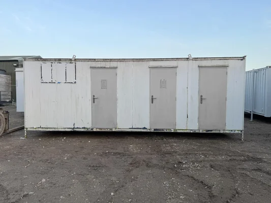  - Ref: 3835 - 24'x9' Toilet